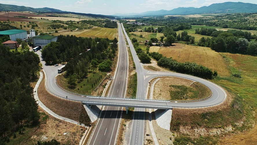 Заев и Бочварски први возеа по новиот пат Штип-Радовиш: Инвестициите во инфраструктурен развој се за просперитетна иднина за сегашните и генерациите што доаѓаат