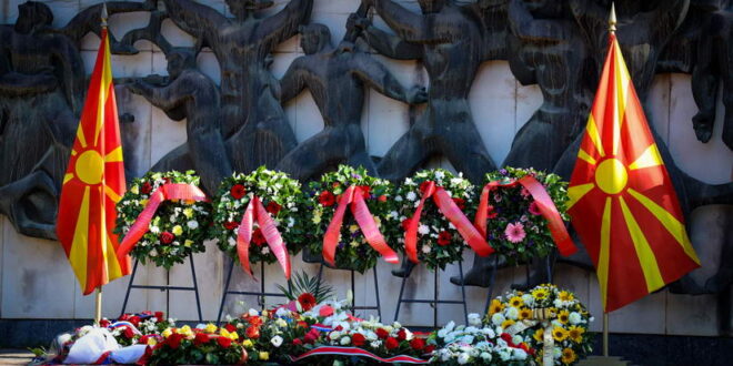 Претседателот Стево Пендаровски положи цвеќе пред Споменикот на паднатите борци од НОБ