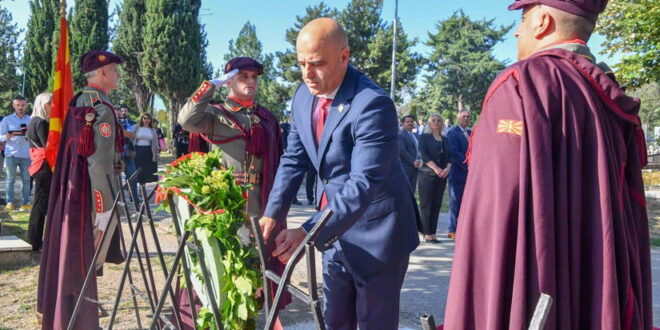 (Видео) Делегација предводена од премиерот Ковачевски положи цвеќе на вечните почивалишта на претседателите Киро Глигоров и Борис Трајковски