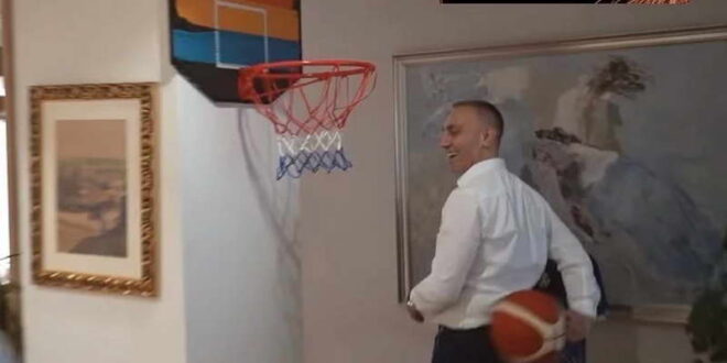 Контраспин: Дури ни Груевски не си дозволи пи-ар „рекреaција“ во канцеларија како Груби