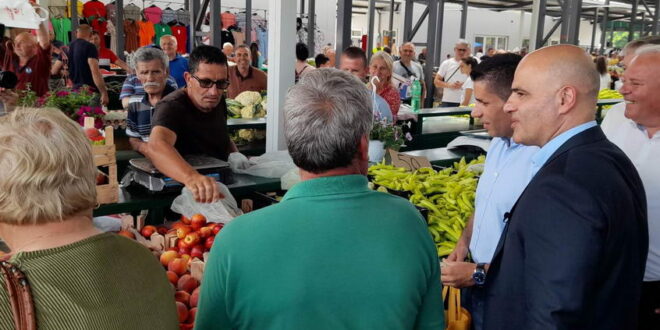 (Видео) Премиерот Ковачевски и министерот Николовски на првиот пазарен ден на новиот градски пазар во Делчево