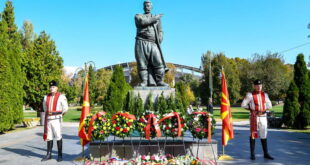 Влада: Цвеќе пред споменикот на Гоце Делчев по повод Денот на македонската револуционерна борба“
