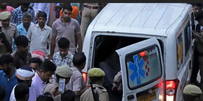 Десетици загинати при масовна паника во Индија